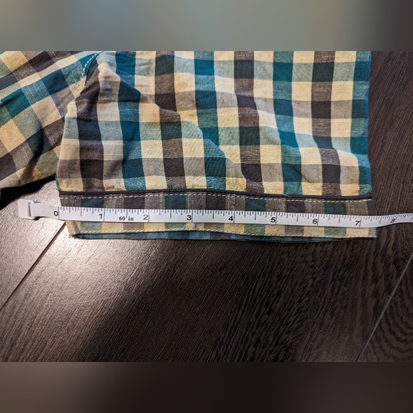 EUC Guess button up short sleeve shirt - Picture 10 of 11